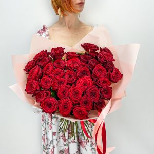 Валентинка из красных роз