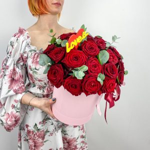 Красные розы в шляпке с эвкалиптом M с топпером