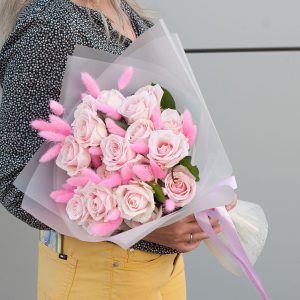 Сладкий розовый десерт