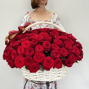 115 роз в корзине