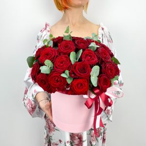 Красные розы в шляпке с эвкалиптом M