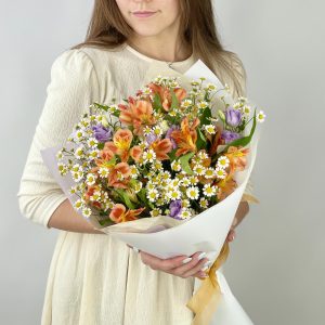 Ромашки с альстромериями