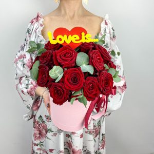 Красные розы в шляпке с эвкалиптом S с топпером