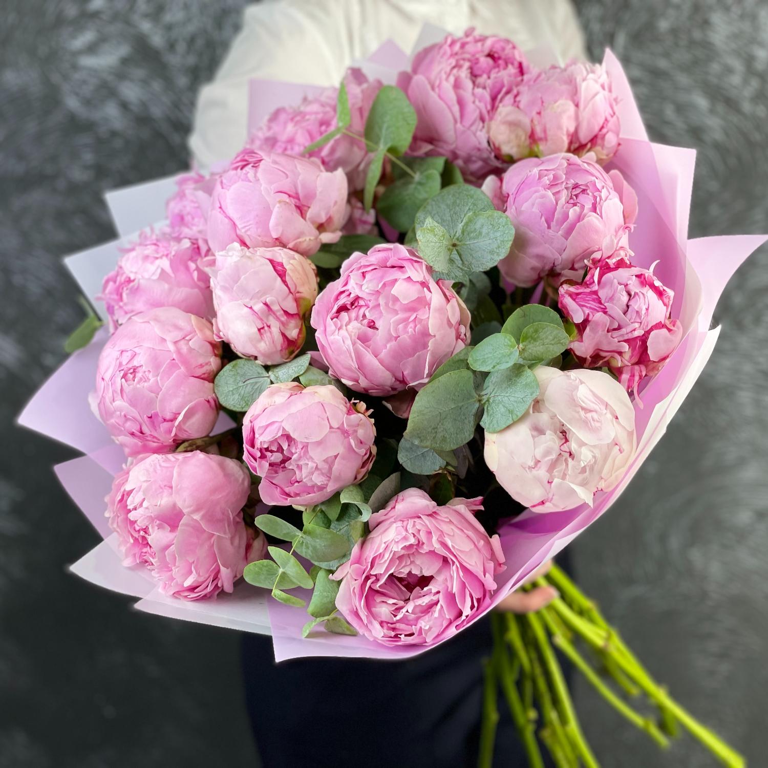 Охапка французских пионов