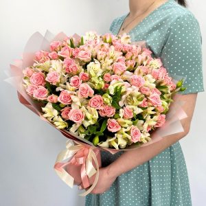 Нежные розы с альстромерией