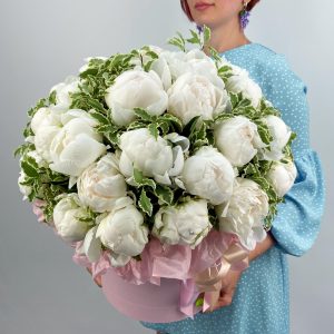 35 белых пиона в шляпной коробке