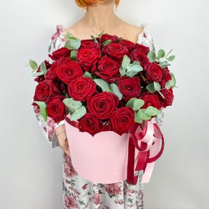 Красные розы в шляпке с эвкалиптом L