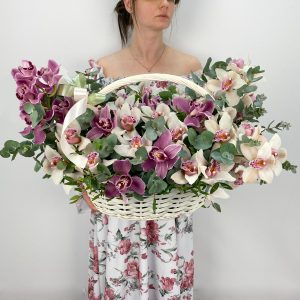 Корзина нежных орхидей