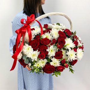 Корзина с хризантемой и розами