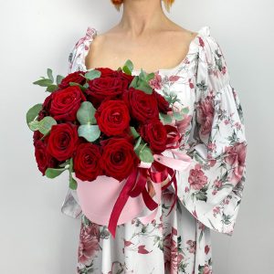 Красные розы в шляпке с эвкалиптом S