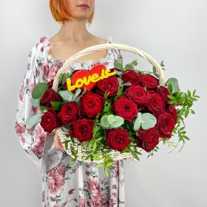 Красные розы в корзине M с топпером
