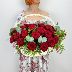 Красные розы в корзине M