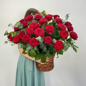Розы Ред Наоми в корзинке с эвкалиптом