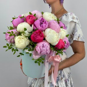 Микс пионов в шляпной коробке