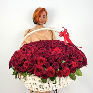 255 роз в корзине