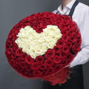 101 роза Белое сердце