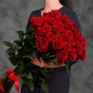 35 красных Эквадорских роз (70 см)
