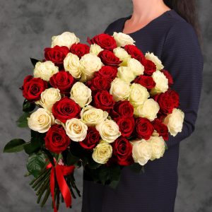 45 красных и белых Эквадорских роз (70 см)