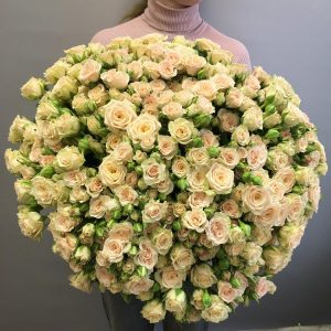 Охапка кремовых кустовых роз