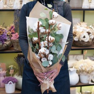 Красные розы и хлопок