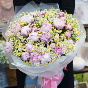 Пионы с ромашками