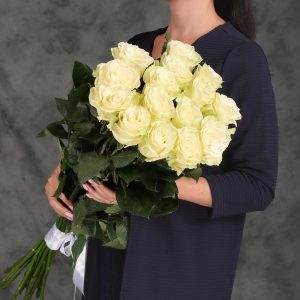 15 белых Эквадорских роз 70см
