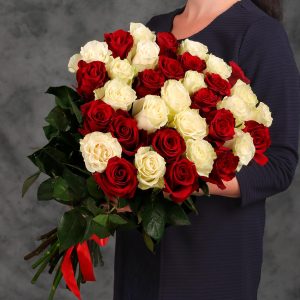 31 красная и белая Эквадорская роза (70см)