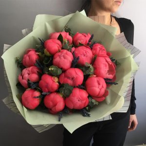 Пионы с эвкалиптом и лавандой