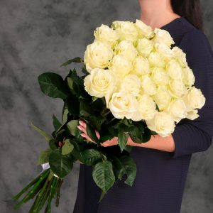 25 белых Эквадорских роз 70см