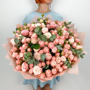 Охапка пионовидных роз