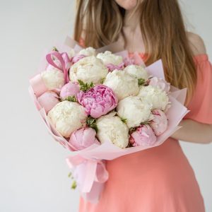 Микс бело-розовых пионов