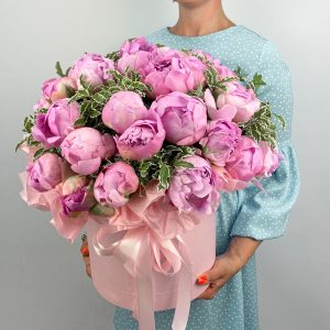 35 розовых пиона в шляпной коробке