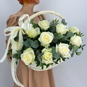 Белые розы в корзине