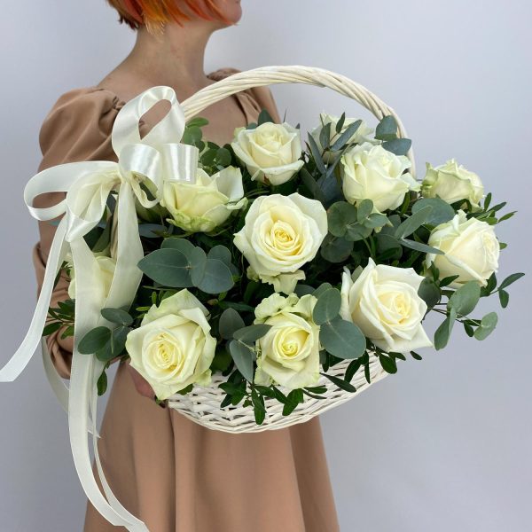 Белые розы в корзине