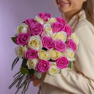 25 роз белые и розовые 60 см