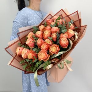 Эквадрская Кахала с эвкалиптом